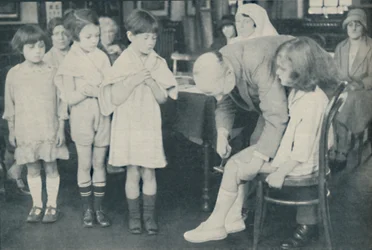 Tester patellarefleksen for indikasjon på nervesykdom, c1935