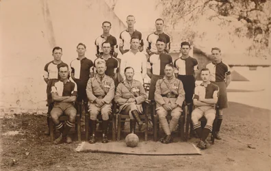 Bataljonsfotballlaget til den første bataljonen, The Queens Own Royal West Kent Regiment. Poona,