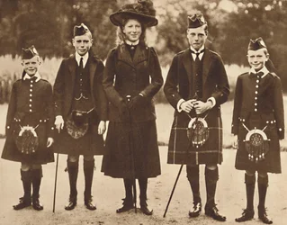 Barna til kong George V og dronning Mary, ca. 1910, 1937