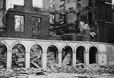 Cloisters in the Temple etter å ha blitt ødelagt av brann, 1941