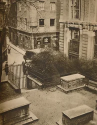The Coopers Arms fra Churchyard of St. Olaves, Silver Street, c1935.