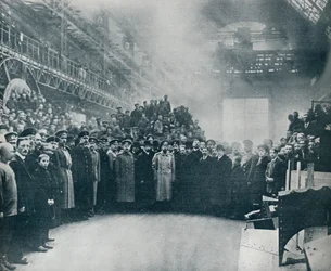 Tsaren, tatt blant arbeiderne ved det store Putiloff Munition and Engineering Works, 1914