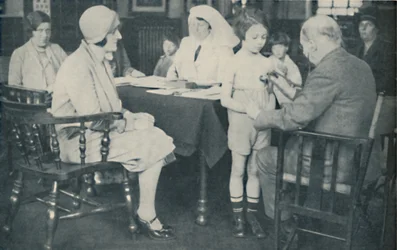 Doktoren som lytter til et barns hjerteslag, c1935