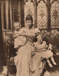 Hertuginnen av York med sine to sønner, prinsene Edward og Albert, c1897 1935