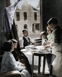 Familien må spise, c1940 1942