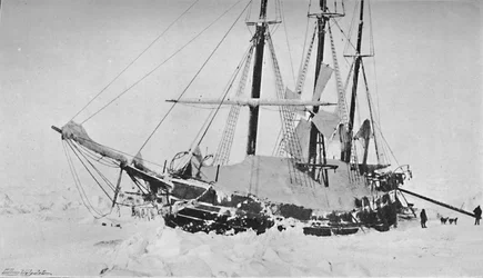 Fram når gravd ut av trykkhaugen. Slutten av mars, 1895, 1897