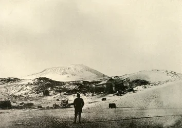 Hytta, med Mount Erebus i bakgrunnen, høsten 1908, 1909.