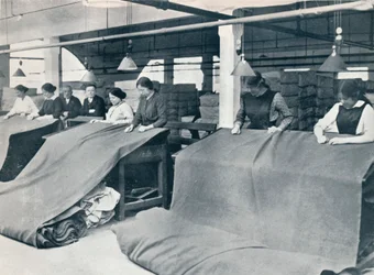 The Making of khaki: undersøke det ferdige stoffet, c1914.
