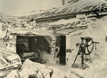 Motorbilen i garasjen, og maiseknuser til høyre, c1908, 1909.