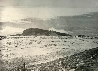 Det gamle krateret til Erebus, med et eldre krater i bakgrunnen, c1908, 1909