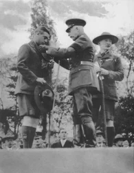 Prinsen av Wales ble investert med sølvulven av hertugen av Connaught, 1922 1936.