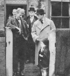 Prinsen av Wales besøker en gruvearbeiderhytte i det nordøstlige England, 1929 1936