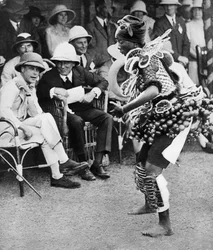 Prinsen av Wales ser på en tradisjonell dans, Freetown, Sierra Leone, 1925