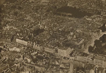 Puslespillet med kjente gater fra et nytt og spennende utsiktspunkt, c1935.