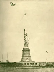 Frihetsgudinnen, med Uplifted Torchlight, New York Harbour, c1930.