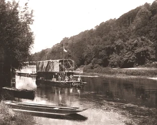 Themsen under Cliveden Wood, Berkshire, 1894.