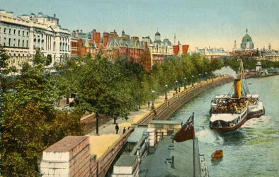 Victoria Embankment og dampskip ved Themsen, London, c1910.