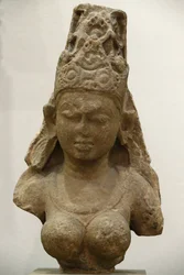 Victoria og Albert-museet. Alv. 800-900. Pratihara-perioden. sandstein. Sentral-India (Madhya Pradesh). Storbritannia