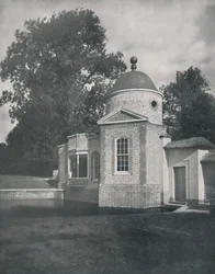 Lysthuset og svømmebassenget ved Biddesden House, Wiltshire, 1933.
