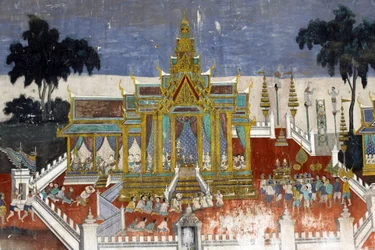 Det indre av sølvpagodens sammensatte vegger er dekket med veggmalerier som viser historier fra Reamker, dvs. Khmer-versjonen av det klassiske indiske eposet, Ramayana. Noen deler av veggmaleriene er forringet og værskadet. Veggmaleriene var s