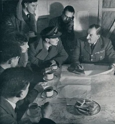 Raidet er over, men mannskapets oppgave er ennå ikke fullført, 1941
