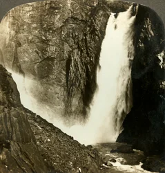 Det sydende vannet i det mektige Voringfos, en av de største fossefallene i Norge, ca 1905.