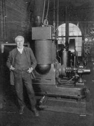 Thomas Alva Edison, amerikansk oppfinner, med sin første dynamo for å produsere elektrisk lys, 1880-tallet