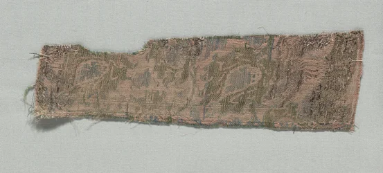 Tre fragmenter av italiensk gotisk silke, 1350-1399.