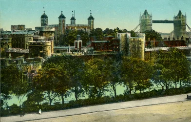 Tower Bridge og Tower of London, c1910.