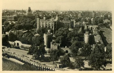 Tower of London. Generelt utsikt fra sør, c1920.