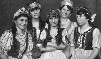 Tradisjonelle drakter båret av ungarske kvinner, Ungarn, 1922