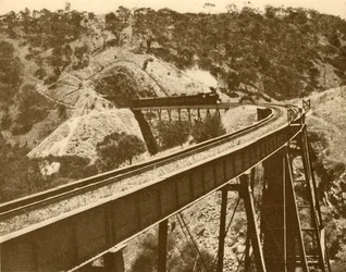 Tog passerer over viadukten, Mount Lofty Range, Sør-Australia, 1930.