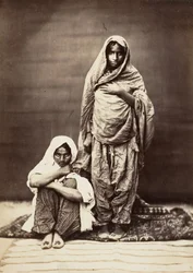 To indiske kvinner, en sittende, 1860-tallet.