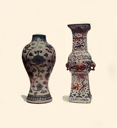 To emaljerte porselensvaser, kinesisk, 1400-1600-tallet, 1908.