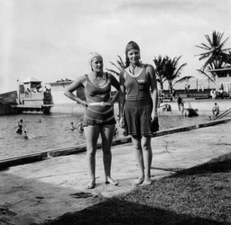 To kvinner i badedrakter ved siden av et svømmebasseng, Balboa, Panama, 1931