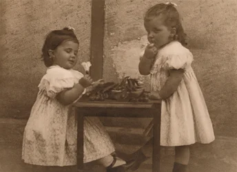 To unge jenter ved et bord, 1937.