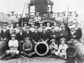 Storbritannia: Officers and Ships Company H.M.T.B 98, på den 344. krigens dag - c1915