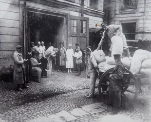 Lossing av mat, House of Scientists, Petrograd, Russland, c1920-c1924