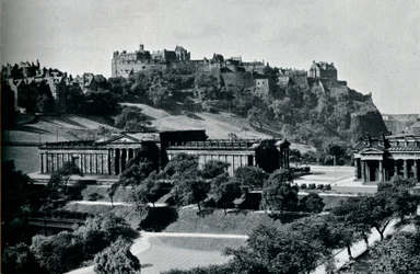 Utsikt over National Gallery of Scotland og Edinburgh Castle, c1945