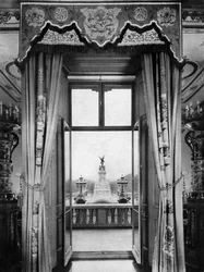 Utsikt over Victoria-monumentet fra innsiden av Buckingham Palace, London, 1935