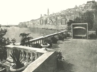 Utsikt over byen fra bukten, Menton, Frankrike, 1895.