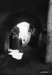 Utsikt gjennom en buegang, Rabat, Marokko, c1920-c1930s