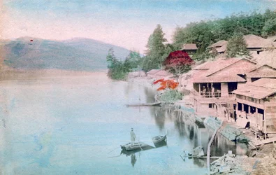 Landsby ved vann, Japan