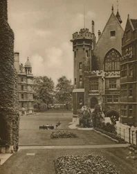 Utsikt over Middle Temple Gardens fra Fountain Court, c1935.