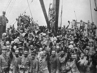 Vive la France: Franske tropper om bord på en transport som går til Dardanellene, 1915