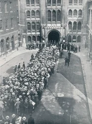 Venter på å komme inn i Guildhall for Mr. Asquiths første store oppfordring til våpenmøte, 1914