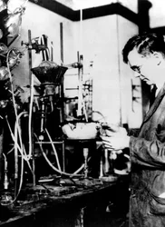 Wallace Hume Carothers , amerikansk industrikjemiker, c1927-1937