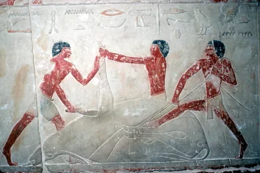 Veggmaleri av 3 slaktere som skjærer opp en skrott, Tomb of Idut, 5th Dynasty, c2350 BC