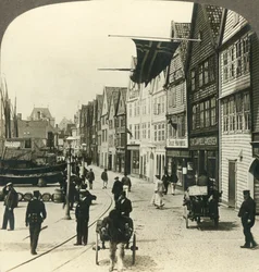 Pakkhus langs kaien i gamlebyen i Bergen, i århundrer Norges store fiskemarked, ca 1905.