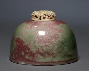 Vanngryte med elfenbenslokk, 1662-1722.